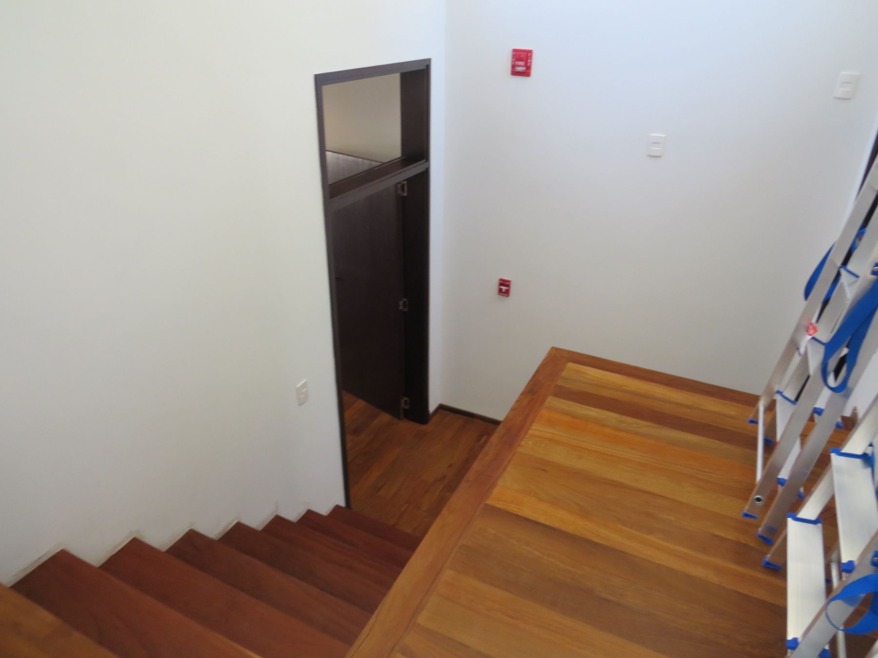 En la foto se aprecia la escalera al subsuelo, toda completamente revestida en madera